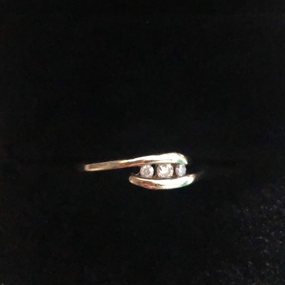 **SOLD**Yellow Gold Diamond Ring - Picture 2 of 4